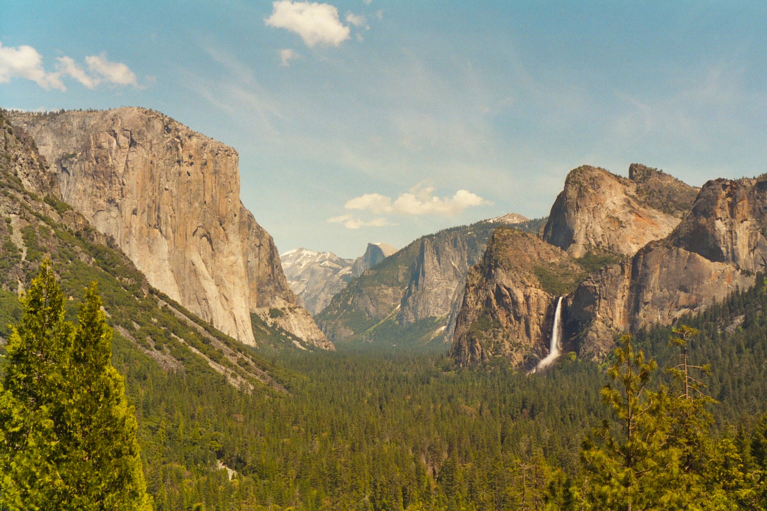 Tunnel View at Yosemite Valley, showing El Capitan, Bridalveil Fall, and Half Dome in the background.